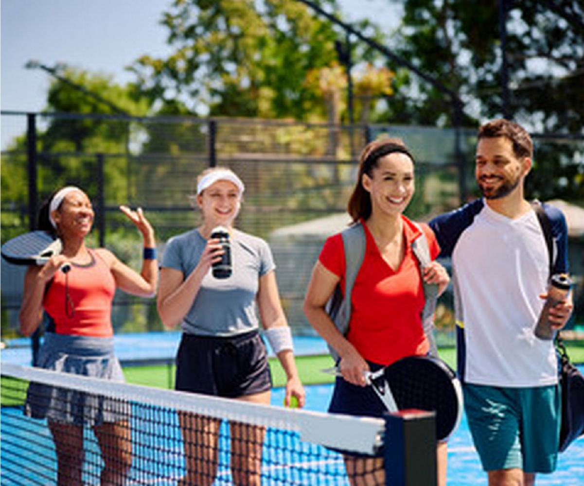 テニスプレーヤーがコートで並ぶ写真